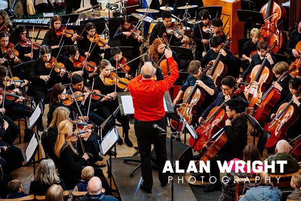 Steve Dummer conducts the orchestra (©AAH/Alan Wright) Steve Dummer conducts the orchestra (©AAH/Alan Wright)