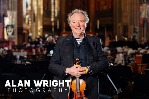 Andrew Bernardi plays a Stradivarius (©AAH/Alan Wright) Andrew Bernardi plays a Stradivarius (©AAH/Alan Wright)
