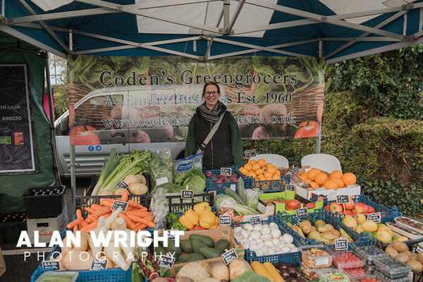 Coden's Greengrocers at Billingshurst Artisan Market (©AAH/Alan Wright) Coden's Greengrocers at Billingshurst Artisan Market (©AAH/Alan Wright)