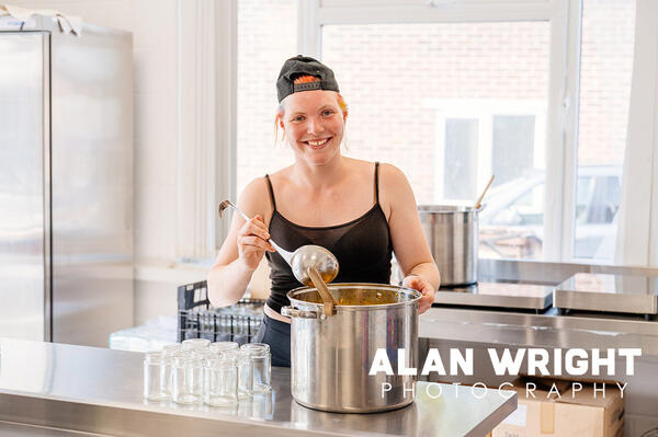 SARAH JARS AND LABELS A FRESH BATCH OF CHUTNEY (©AAH/ALAN WRIGHT) SARAH JARS AND LABELS A FRESH BATCH OF CHUTNEY (©AAH/ALAN WRIGHT)