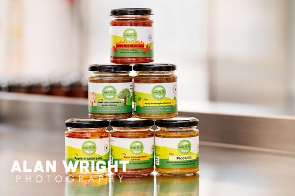 SARAH USES FRESH INGREDIENTS (©AAH/AW) SARAH USES FRESH INGREDIENTS (©AAH/AW)