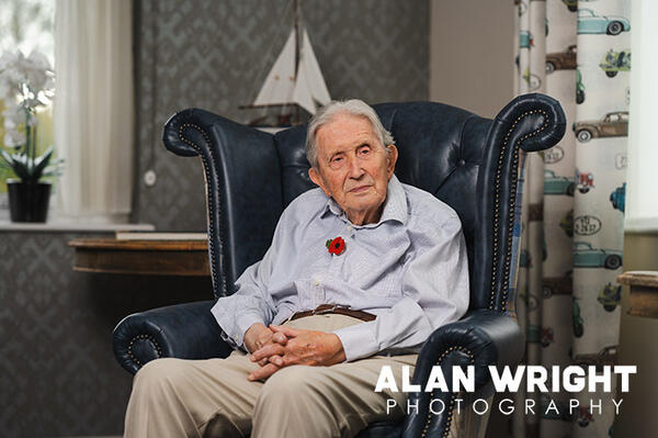 Geoffrey Weaving at Skylark House (©AAH/Alan Wright)
