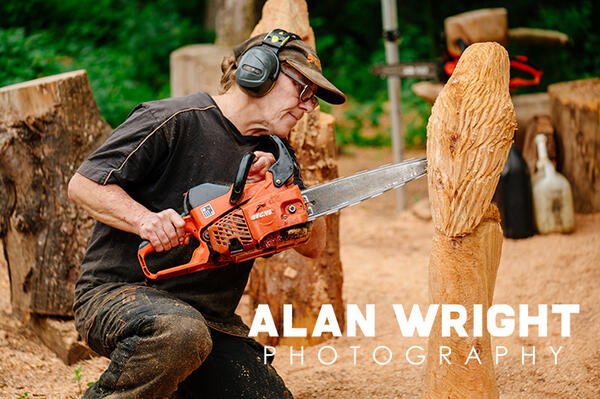 Chainsaw sculptor Gil Parham Chainsaw sculptor Gil Parham