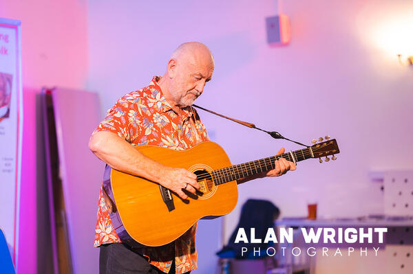 Horsham Folk Club hosts Bob Fox (©AAH/Alan Wright)