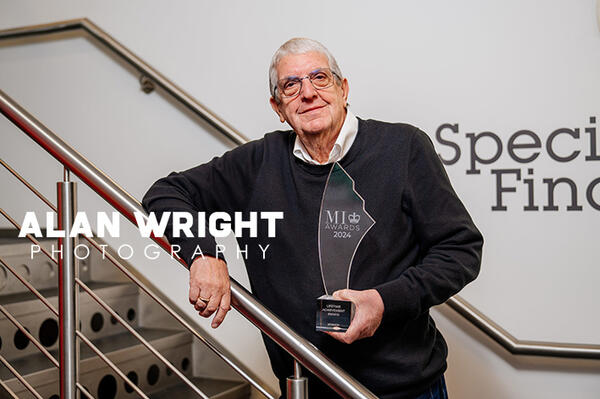 Victor Jannels with his Lifetime Achievement Award (©AAH/AW) Victor Jannels with his Lifetime Achievement Award (©AAH/AW)