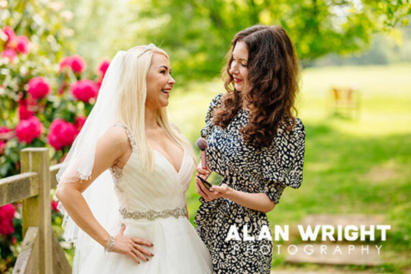 Kim Wachnianin applies make-up to bridal model Helen Green (©AAH/Alan Wright)
