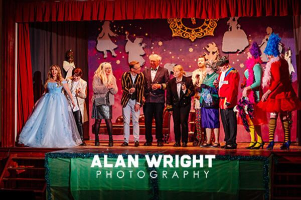 Manor Theatre Group (©AAH/Alan Wright) Manor Theatre Group (©AAH/Alan Wright)