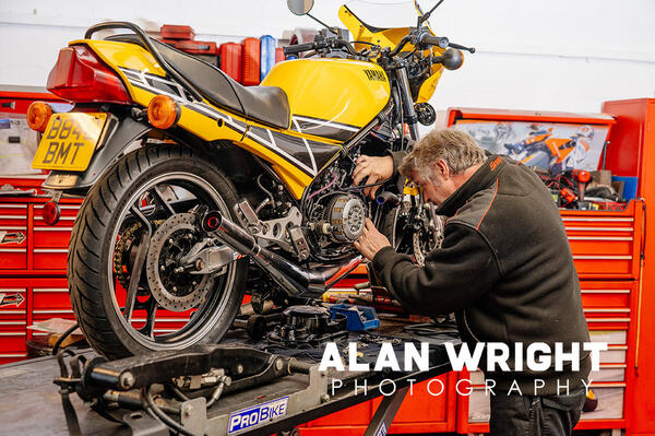 ROB TICEHURST AT NEW STREET MOTORCYCLES (©AAH/AWP) ROB TICEHURST AT NEW STREET MOTORCYCLES (©AAH/AWP)