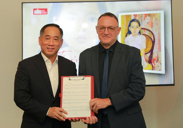 PAUL ZETTER WROTE A MINUET INSPIRED BY LITTLE SISTER THUY PAUL ZETTER WROTE A MINUET INSPIRED BY LITTLE SISTER THUY