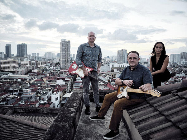 PAUL (CENTRE) WITH ALL THAT MOJO PAUL (CENTRE) WITH ALL THAT MOJO