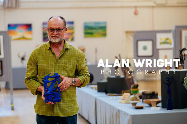 Tim Wheeler with a swift-inspired  piece of art (©AAH/Alan Wright) Tim Wheeler with a swift-inspired  piece of art (©AAH/Alan Wright)