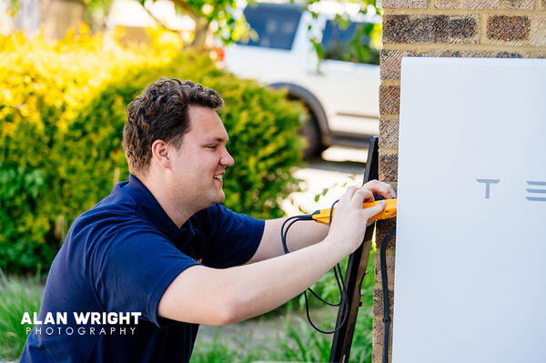 DOMINIC SERVICES A TESLA BATTERY (©AAH/AW) DOMINIC SERVICES A TESLA BATTERY (©AAH/AW)