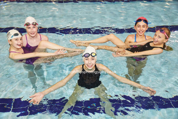 Horsham Flamingos Synchronised Swimmers