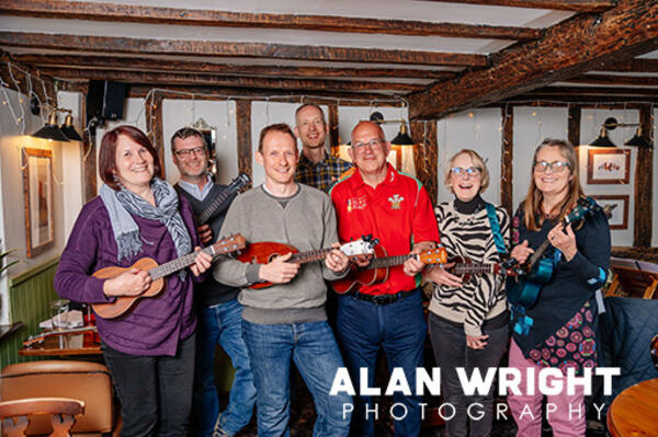 Horsham Ukulele Society (©AAH/Alan Wright) Horsham Ukulele Society (©AAH/Alan Wright)